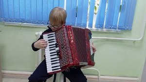 ДШИ ст. Раевской. Фролов Аркадий. 10 лет. М. Качурбина.  Мишка с куклой танцуют полечку..