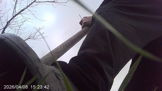 Огородная физкультура - копка земли и удаление корней сорняков