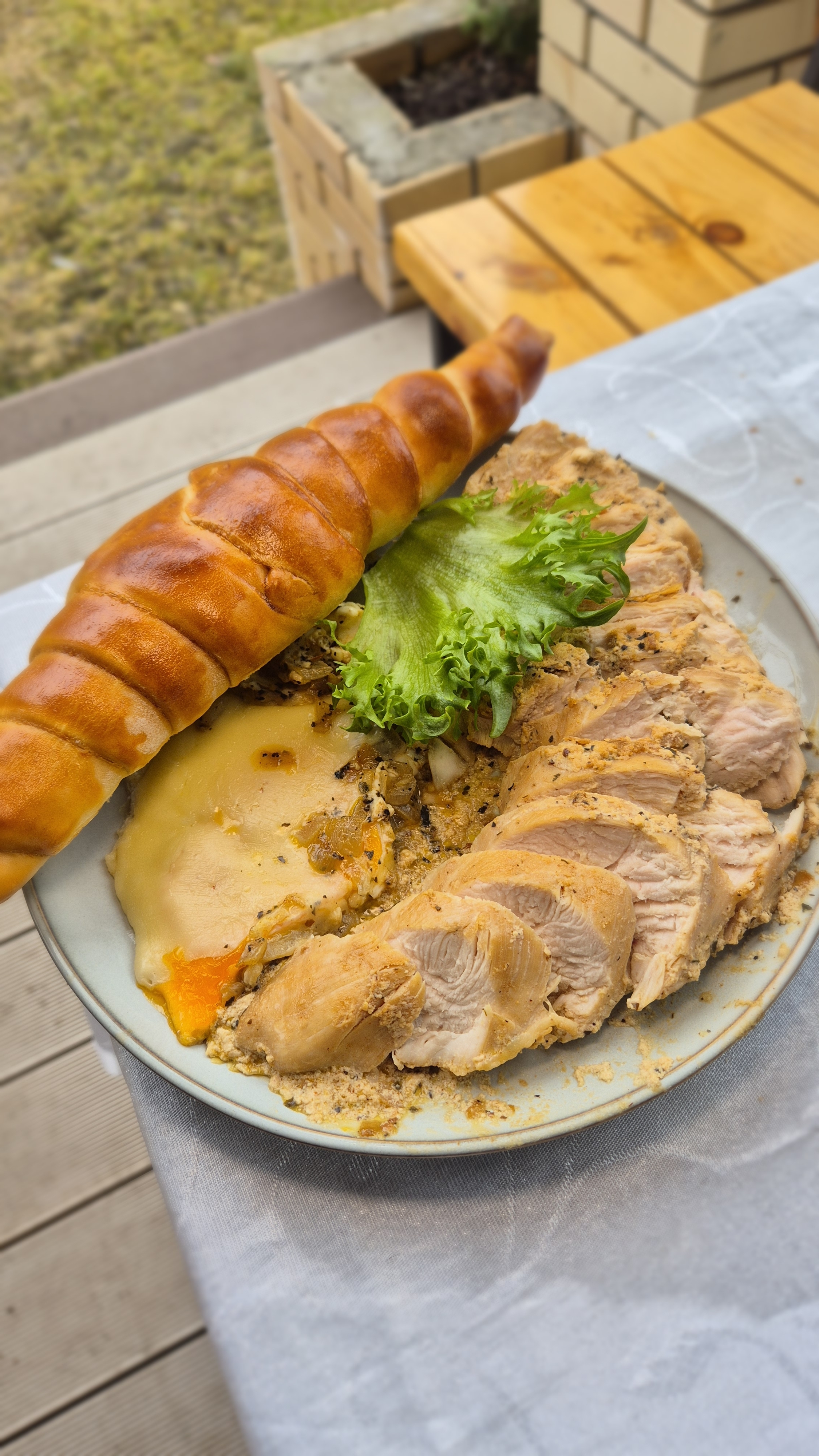 Аха готовит сытный завтрак