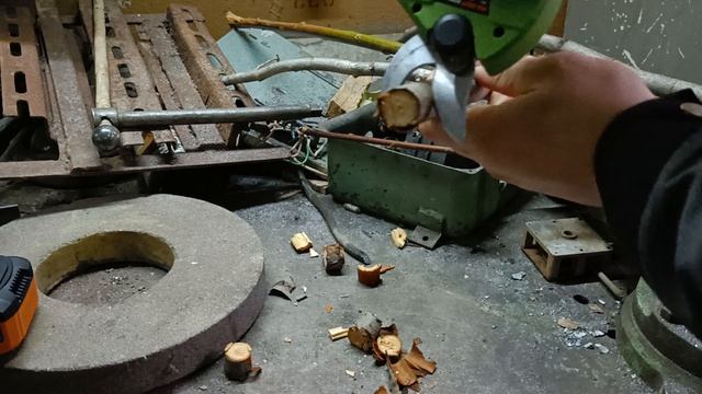 Электрический аккумуляторный секатор Procraft ES25Li в работе