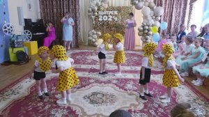 Забавный танец малышей на выпускном в детском саду