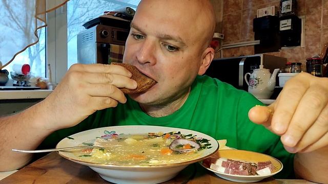 МУКБАНГ Гороховый суп и грудинкаобжоружинеда на камеру