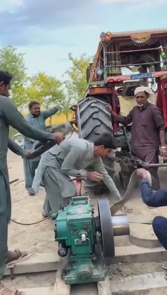 Пакистанские инженеры ругаются и дерутся