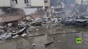 عشرات المركبات المتفحمة حول مبان مدمرة في منطقة كورنيش المزرعة ببيروت بعد غارات إسرائيلية عنيفة