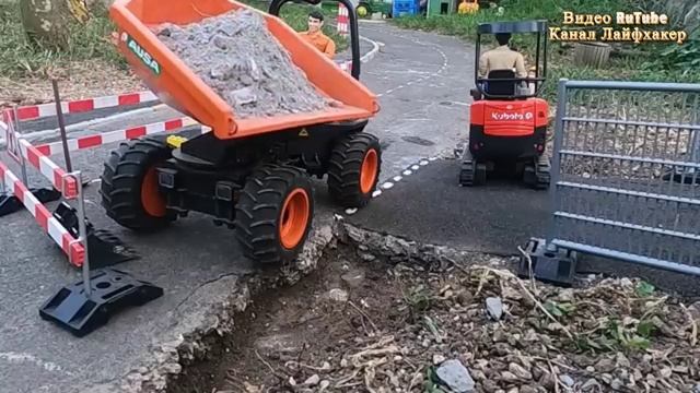 Строим островок безопасности и пешеходный переход с помощью радиоуправляемых грузовиков !🏡