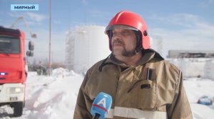 Пенную атаку на топливное хранилище провели пожарные на учениях в аэропорту Мирного