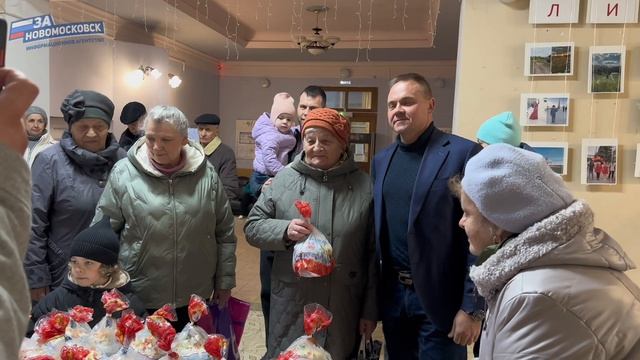 Жителям Новомосковска накануне Светлой Пасхи раздали куличи