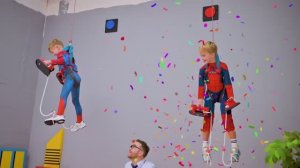 Крис и Майкл супергерои помогают друзьям