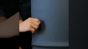 Жестяная бочка, превращенная в грубый умывальник.