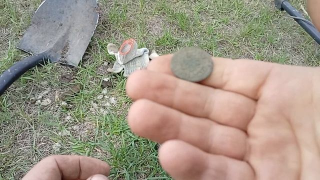 Монета лежало под ногами 300 лет.