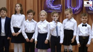 Первоклашки пришли поздравить выпускников на последнем звонке