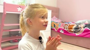 СОФУНЬЯ ШАЛУНЬЯ - СОФИЯ УЧИТ МАЛЕНЬКУЮ СЕСТРУ ИГРАТЬ В ПРЯТКИ.