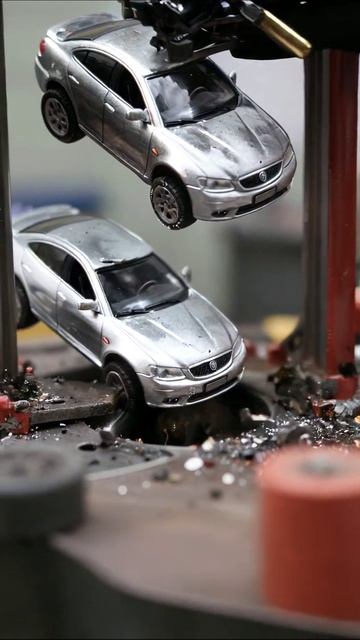 Раздавленный автомобиль: мощь прессовки #автомобили #технологии #разрушение