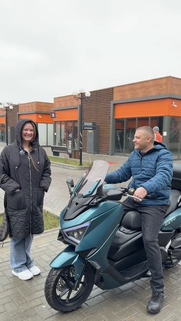 Сегодня Анна приехала к нам в мото салон забрать новый макси-скутер SPRMOTORS CITY MAX 180 EFI! 🥳