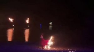 Танцовщица в Китае загорелась во время выступления. Пламя с кольца быстро перекинулось на её платье.