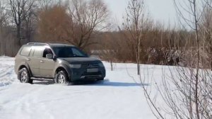 Митсубиши с блокировкой дифференциала ДАК и Нива в снегу