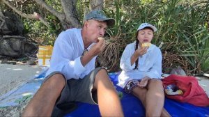 Завтрак фруктом "дуриан" на берегу моря.