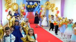 Только красавицы и джентельмены пришли и сделали свой выпускной - видеосъёмка в саду