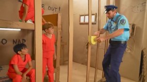 Настя и побег из КАРТОННОЙ ТЮРЬМЫ. Челлендж для детей