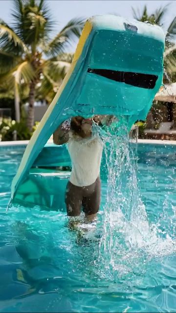 Обезьяна на надувном матрасе: летний отдых! #обезьяна #лето #вода