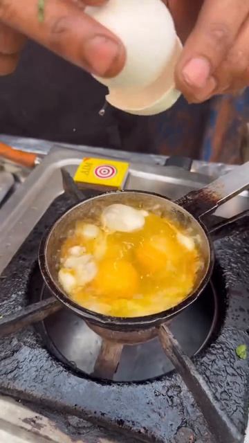 Хмурый индийский повар приготовил яишенку