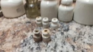 нашли много советских изоляторов.