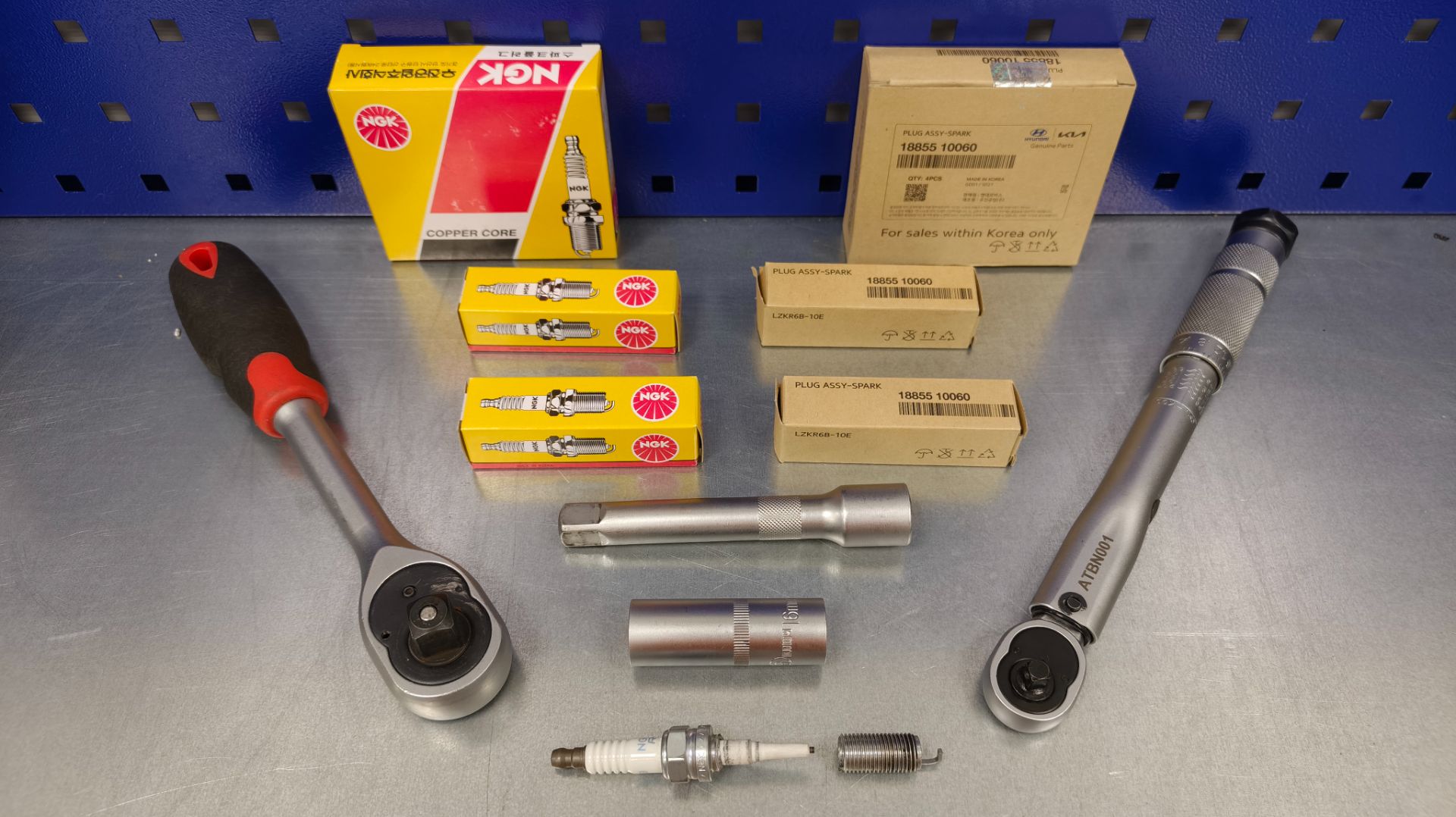 Как правильно установить новые свечи зажигания NGK без динамометрического ключа с нужным моментом!