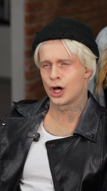 Оплатил стрижку песней