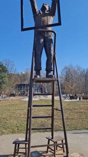 Прибить картину в небо❤️🔥Инсталляция🌞#картина #художник #искусство #дизайн #весна #небо #необычно