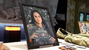 В дар Музею Победы передали личные вещи военкора Первого канала Анны Прокофьевой.