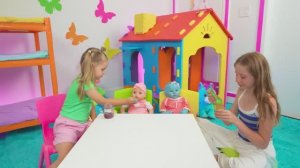 Настя с сестрой заботятся о малышах