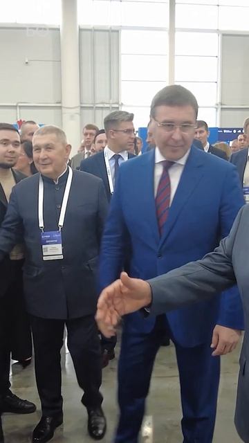 Минниханов лично показал гостям форума в Казани электромобиль «Атом» #атом #минниханов #казань