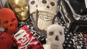 Черепа и скелеты...