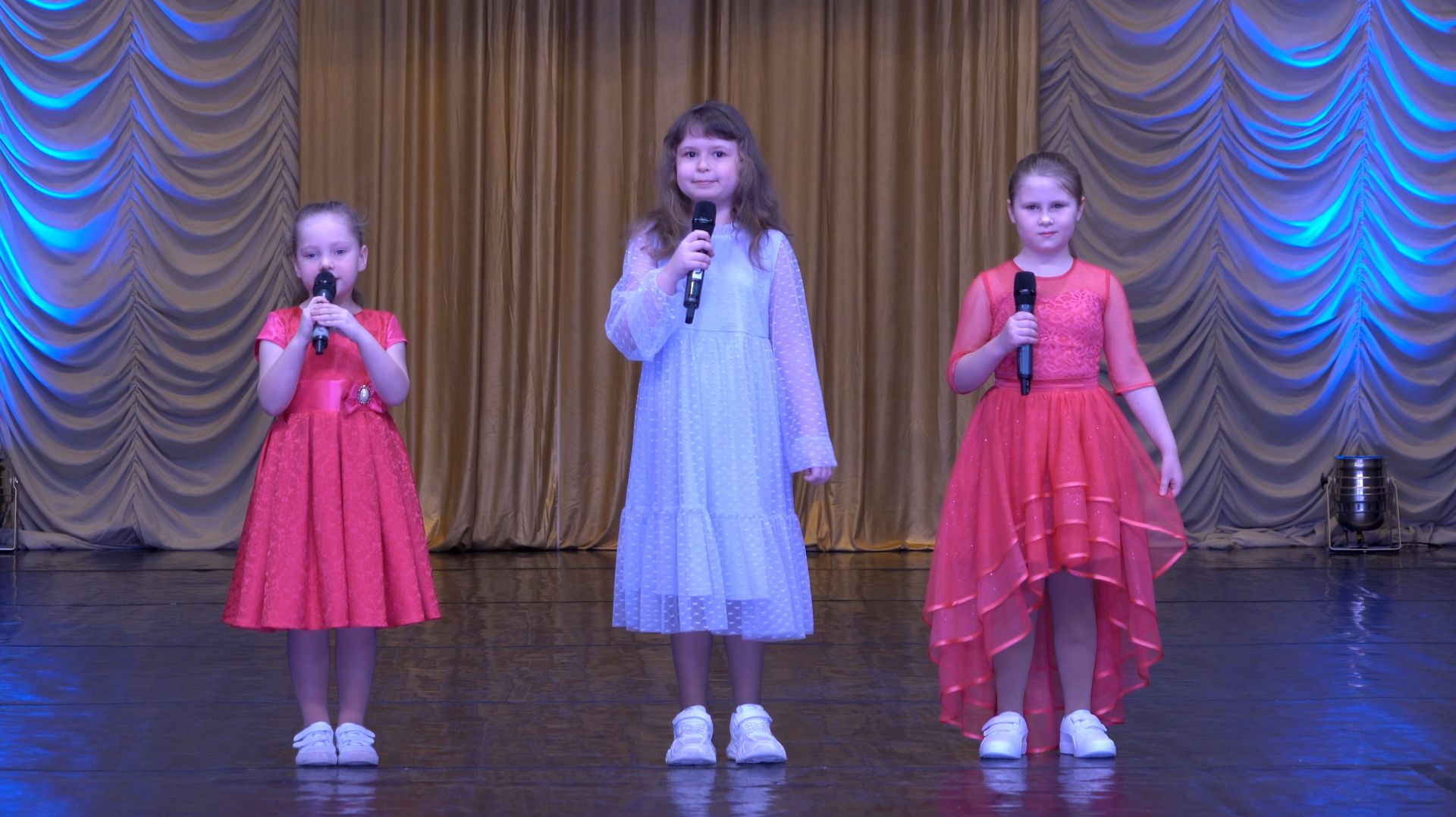 Студия эстрадного вокала , рук. А. Азарина  