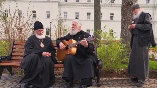 окунаясь в тишину храма