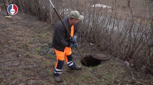 Сотрудники Водоканала вычищают мусор из колодцев