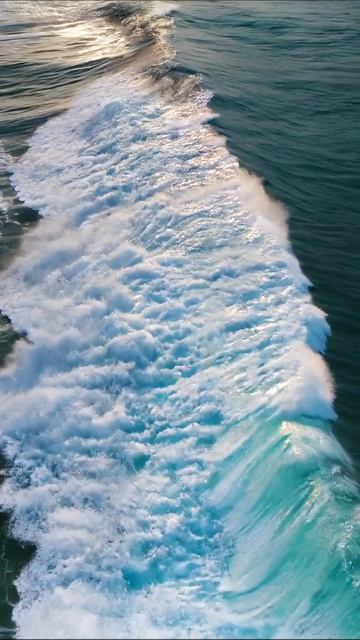 Серфинг на закате: идеальные волны для катания #серфинг #океан #приключения