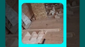 1000055529.mp4 (Собака наблюдает за устройством лестницы на 2-ой этаж в доме А-фрейм)