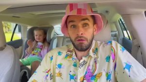 Настя рассказывает весёлую историю про спящего папу (1)