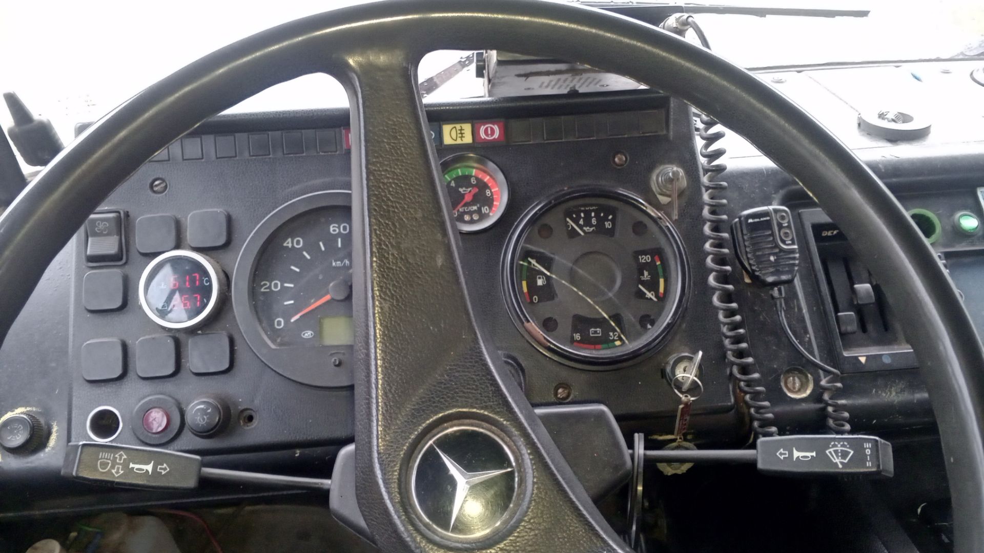 Старенький Мерседес, открыли деревенский весенний сезон