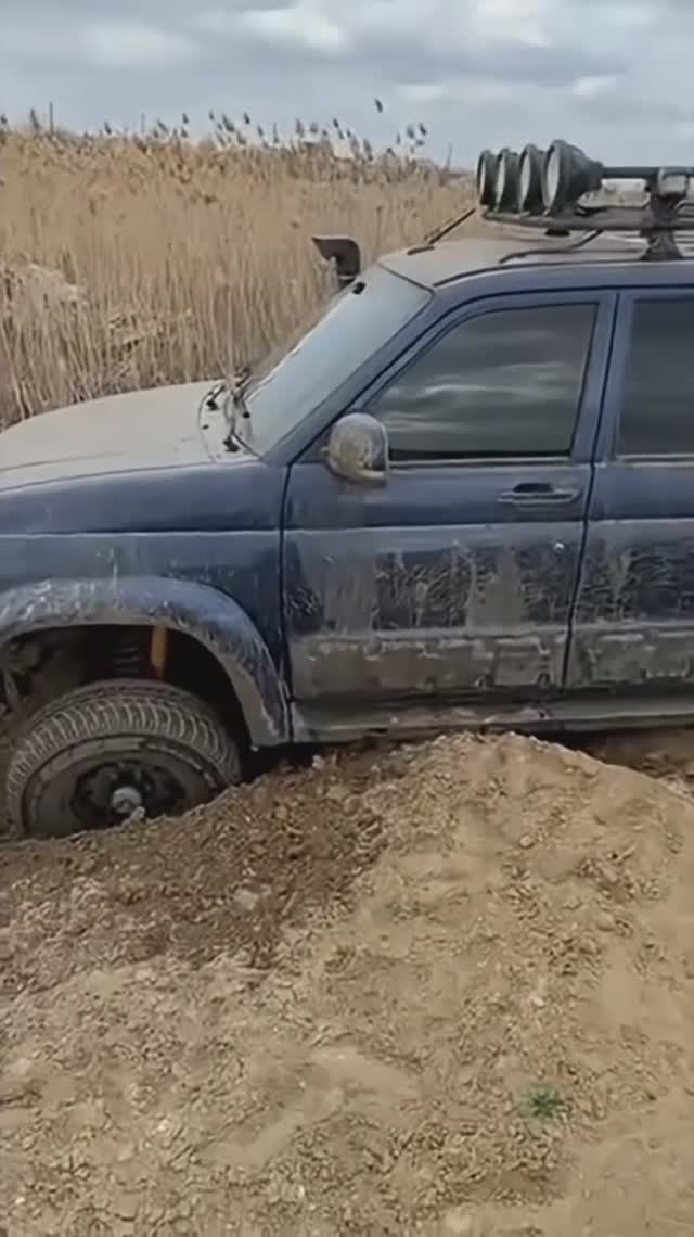 ЮРА ВОЛКОВ ЗАСТРЯЛ НА УАЗЕ ПАТРИОТ В ПОЛЕ