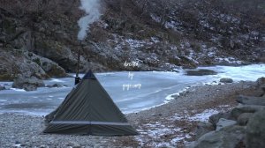 Соло кемпинг девушки в снежном лесу.