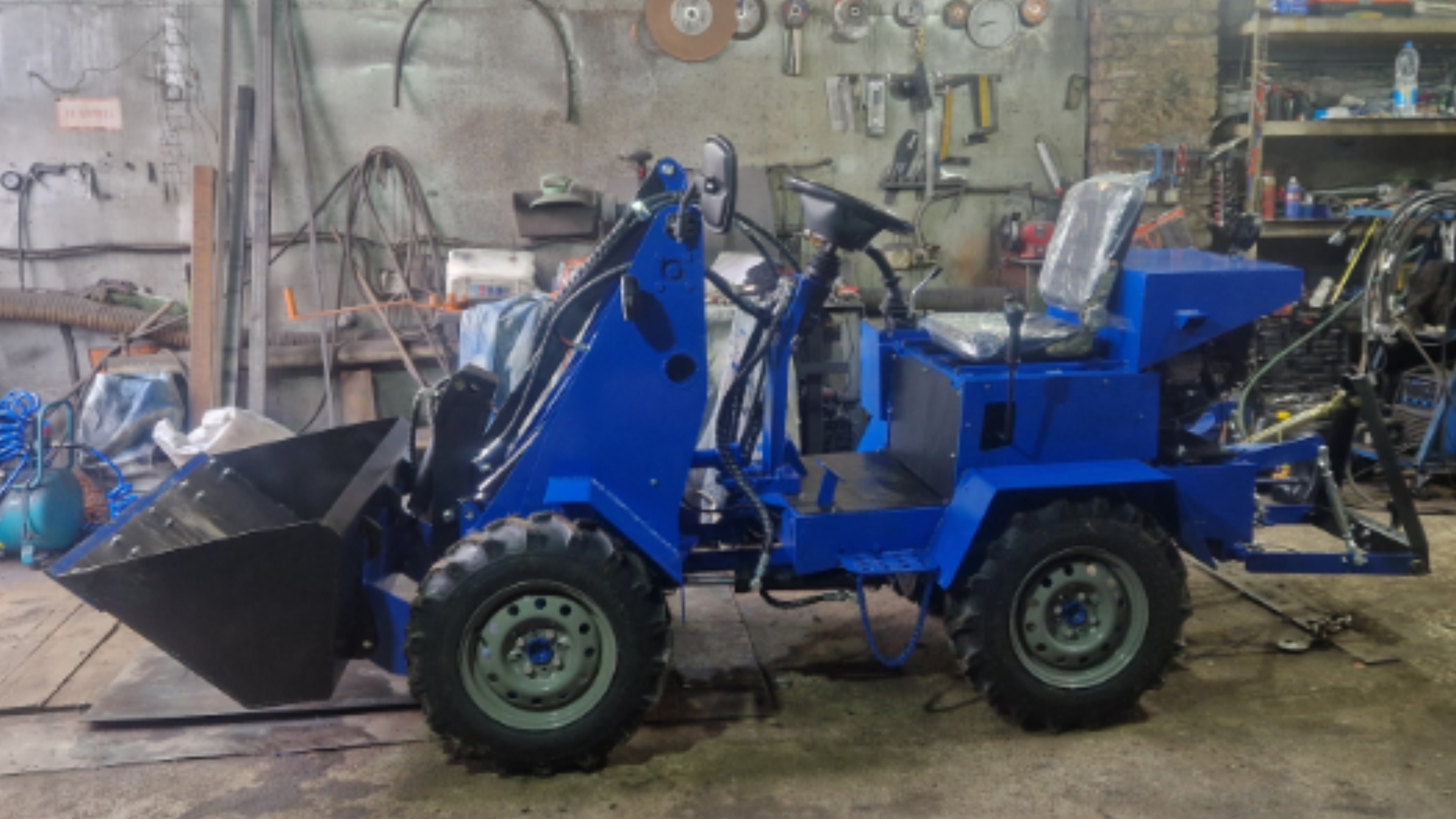 Мини трактор погрузчик 4х4 22лс универсальный на МКПП