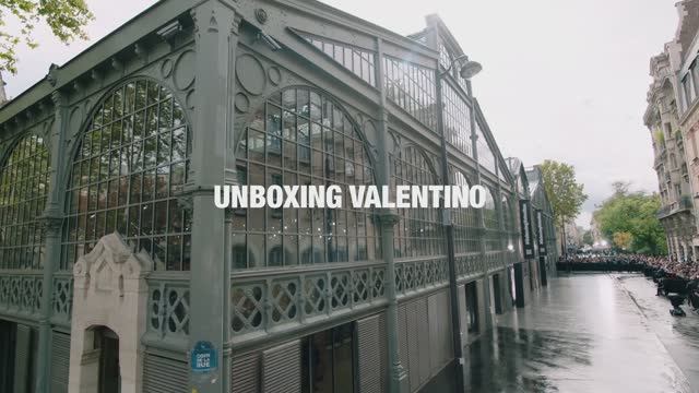 Показ женской коллекции Valentino весна-лето 2023  «Unboxing Valentino»