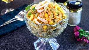 САЛАТ С ЯИЧНЫМИ БЛИНЧИКАМИ И КАЛЬМАРАМИ