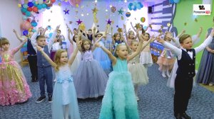 Энергично жизнерадостный танец на утреннике в детском саду - видеосъёмка Выпускного