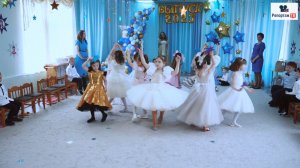 Очень красивый танец девочек на выпускном в саду, родители вытирают слёзы радости