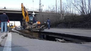 ПРОВАЛ НА ДОРОГЕ НА СЕМАФОРНОЙ ПРОИЗОШЕЛ ИЗ-ЗА АВАРИИ НА ТРУБЕ КАНАЛИЗАЦИИ