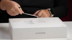 Распаковка ЧЁРНОГО MacBook Pro 14 на M3 Pro и сравнение всех цветов...