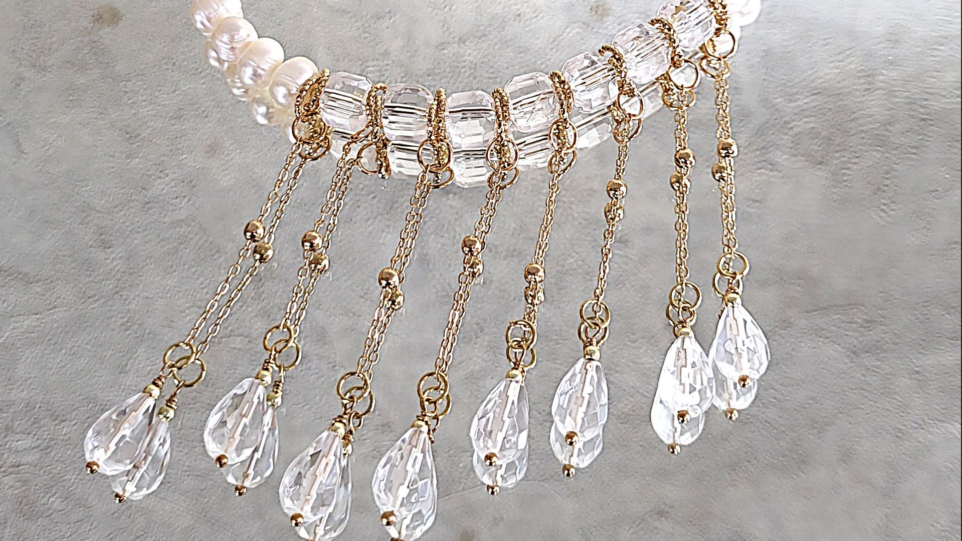 Колье из жемчуга, горного хрусталя с подвесками